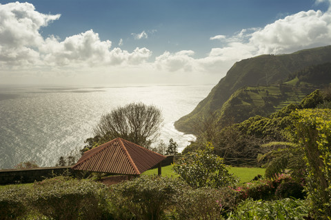 Portugal, Azoren, Sao Miguel, Grillplatz an der Küste in Nordeste, lizenzfreies Stockfoto