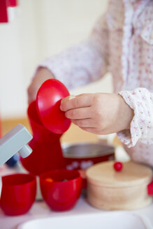 Kleines Mädchen spielt mit Kinderküche, Teilansicht - LVF001176