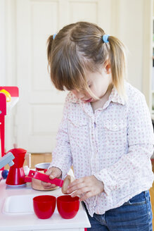 Kleines Mädchen spielt mit Kinderküche - LVF001179