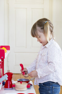 Kleines Mädchen spielt mit Kinderküche - LVF001180