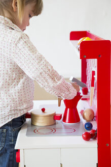 Kleines Mädchen spielt mit Kinderküche - LVF001182