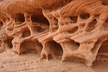 Algerien, Tassili n' Ajjer, Sahara, Winderosion von weichen Sandsteinschichten - ESF001053