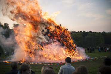 Deutschland, Nordrhein-Westfalen, Detmold, Osterfeuer - SBDF000812