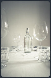 Gedeckter Tisch in Weiß mit Gläsern und Wasserflasche - SBDF000818