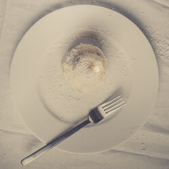 Kokosnuss Geburtstag Mini-Kuchen mit Kerze auf weißem Teller, Studio - SBDF000819