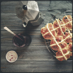 Hot-Cross-Buns mit Rosinen, Johannisbeergelee, traditionelles deutsches Oster-/Karfreitagsgebäck - SBDF000821