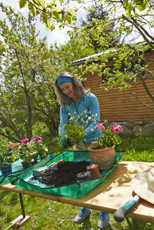 Reife Frau bei der Gartenarbeit - AKF000392