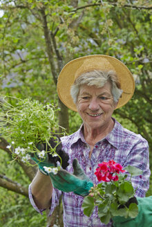 Ältere Frau bei der Gartenarbeit - AKF000385