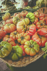 Bullenherz-Tomaten im Korb, Bauernmarkt, Detmold, Nordrhein-Westfalen, Deutschland - SBDF000835