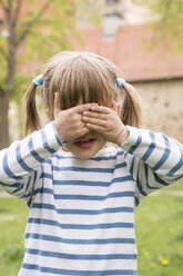 Kleines Mädchen bedeckt ihre Augen mit den Händen - LVF001184