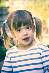 Porträt eines fragenden kleinen Mädchens mit Zöpfen - LVF001189