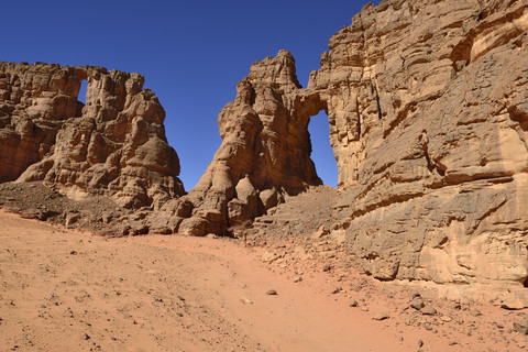 Algerien, Tassili n' Ajjer, Sahara, Tadrart, Tamezguida, Naturfenster (La Cathedrale), lizenzfreies Stockfoto