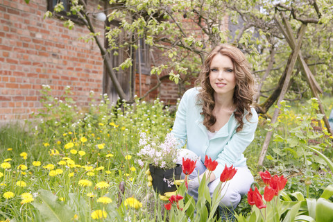 Frau pflanzt im Garten, lizenzfreies Stockfoto