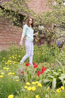 Frau pflanzt im Garten - VTF000219