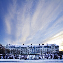 Skandinavien, Norwegen, Bushaltestelle, Schnee, blauer Himmel - CNF000030