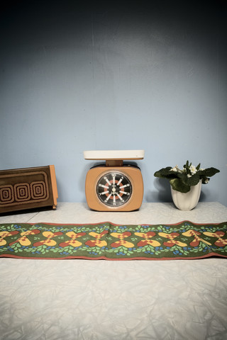 Retro, Waage, Toaster und Blume, lizenzfreies Stockfoto