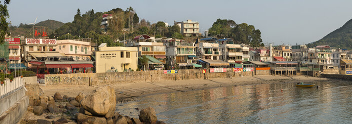 China, Hongkong, Lamma Island, Uferpromenade mit Häusern und Boot in der Bucht Yung Shue Wan - SHF001240