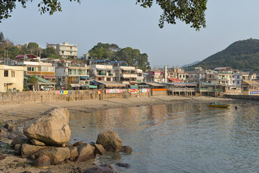 China, Hongkong, Lamma Island, Uferpromenade mit Häusern und Boot in der Bucht Yung Shue Wan - SHF001241