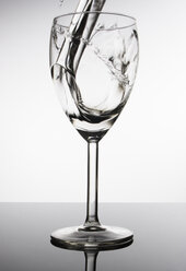 Wasser in ein Weinglas gießen - CNF000032