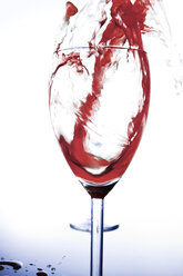 Einschenken von Rotwein in ein Weinglas - CNF000033