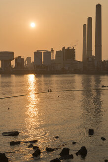 China, Hongkong, Lamma Island, Sonnenuntergang über einem Kohlekraftwerk in der Bucht Yung Shue Wan - SHF001243