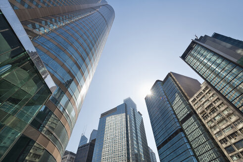 China, Hongkong, Wolkenkratzer im Gegenlicht in der Innenstadt, Central - SHF001250