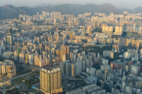China, Hongkong, Kowloon, Blick vom ICC-Turm auf Kowloon City mit Wolkenkratzern in der Abendsonne - SHF001254