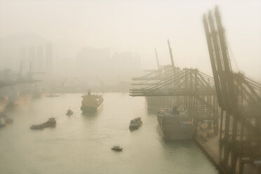 China, Hongkong, Containerhafen mit Kränen und Schiffen im Morgennebel - SHF001267