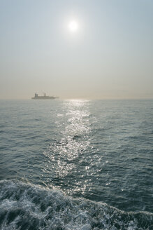 China, Hongkong, Containerschiff im Gegenlicht auf dem Weg nach Lamma Island - SHF001269