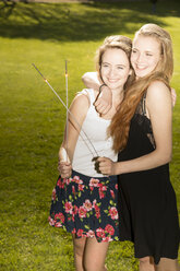 Zwei junge Freundinnen mit Wunderkerzen im Park - FCF000169