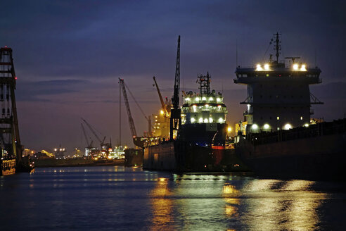 Deutschland, Bremen, Bremerhaven, Seehafen Kaiserhafen I und Containerschiffe bei Nacht - HOH000766