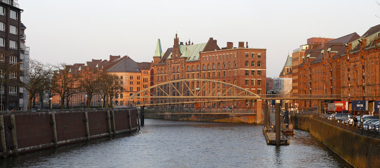 Deutschland, Hamburg, Speicherstadt - DHL000430