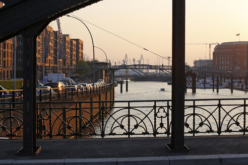 Deutschland, Hamburg, Speicherstadt mit Blick auf den Hafen - DHL000431