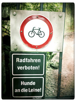 Verbotsschilder für Radfahren und Hunde an der Leine am Tor, Landshut, Bayern, Deutschland - SARF000580