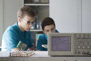 Zwei Elektroniklehrlinge testen in der Werkstatt - SGF000647