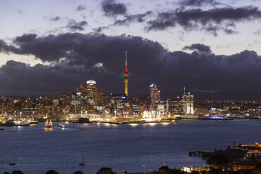Neuseeland, Blick auf Auckland in der Abenddämmerung - STDF000034
