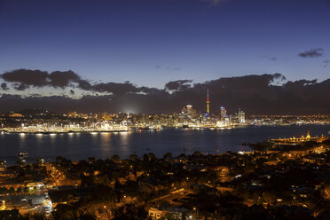 Neuseeland, Blick auf Auckland in der Abenddämmerung - STDF000035