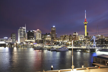 Neuseeland, Blick auf Auckland in der Abenddämmerung - STDF000037