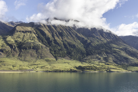 Neuseeland, Lake Wanaka vor den Bergen, lizenzfreies Stockfoto
