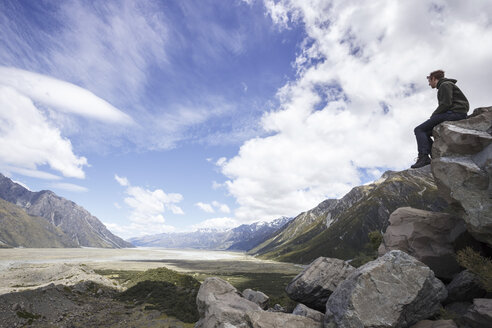 Neuseeland, Mann mit Blick auf das Tal des Mount Cook National Park - STDF000086