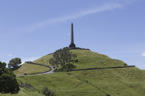 Neuseeland, Blick auf Mount Eden mit Obelisk - STDF000064