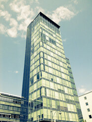 Deutschland, Baden-Württemberg, Freiburg, Büroturm am Freiburger Hauptbahnhof - LAF000751