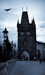 Tschechische Republik, Prag, Blick auf das Tor an der Karlsbrücke - FCF000174