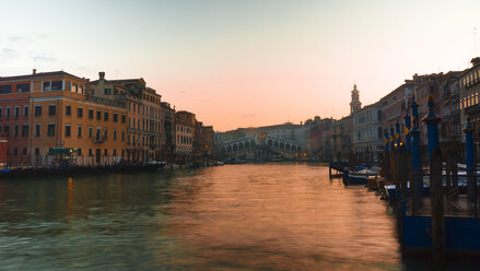 Italien, Venetien, Venedig, Rialtobrücke bei Sonnenaufgang - FCF000178