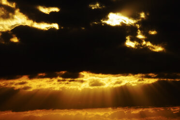 Deutschland, Nordrhein-Westfalen, Minden, Sonnenuntergang, Dramatischer Himmel - HOHF000781