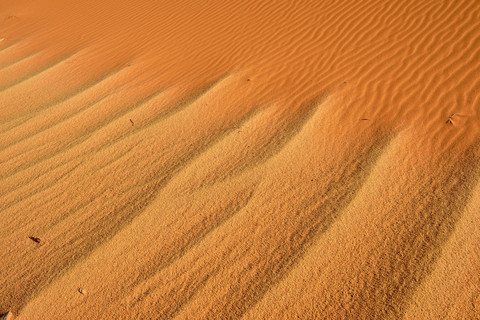 Algerien, Sahara, Tassili n' Ajjer, Wellen auf Wüstendüne, lizenzfreies Stockfoto