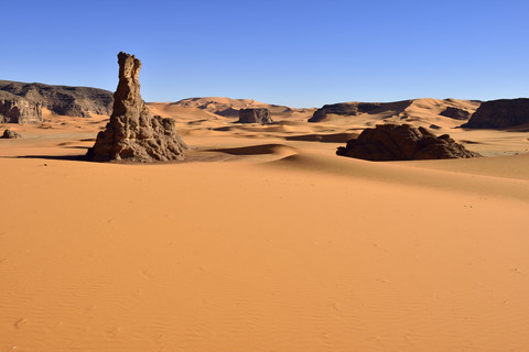 Algerien, Tassili n' Ajjer, Tadrart, Sahara, Tassili n' Ajjer National Park, Blick auf die Sanddünen und Felsen von Moul Naga, lizenzfreies Stockfoto