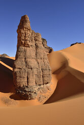 Algerien, Tassili n' Ajjer, Tadrart, Sahara, Tassili n' Ajjer National Park, Blick auf die Sanddünen und Felsen von Moul Naga - ES001070