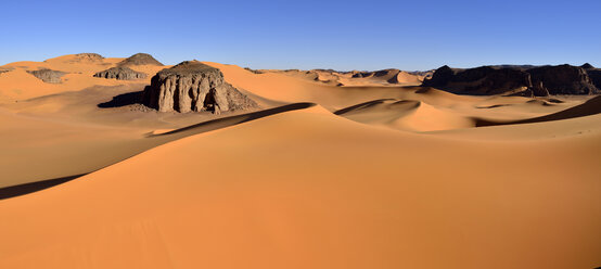 Algeria, Tassili n' Ajjer, Tadrart, Sahara, Tassili n' Ajjer National Park, View to the sanddunes and rocks of Moul Naga - ES001071