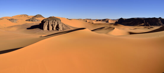 Algerien, Tassili n' Ajjer, Tadrart, Sahara, Tassili n' Ajjer National Park, Blick auf die Sanddünen und Felsen von Moul Naga - ES001071